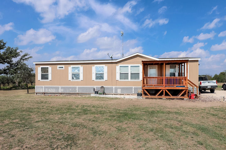 325 CR 321, George West, Texas 78022