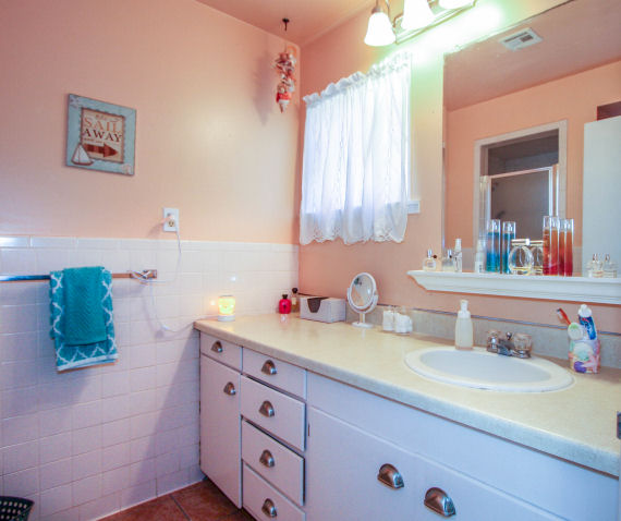 1201 Houston St Geroge West Texas Master Bathroom